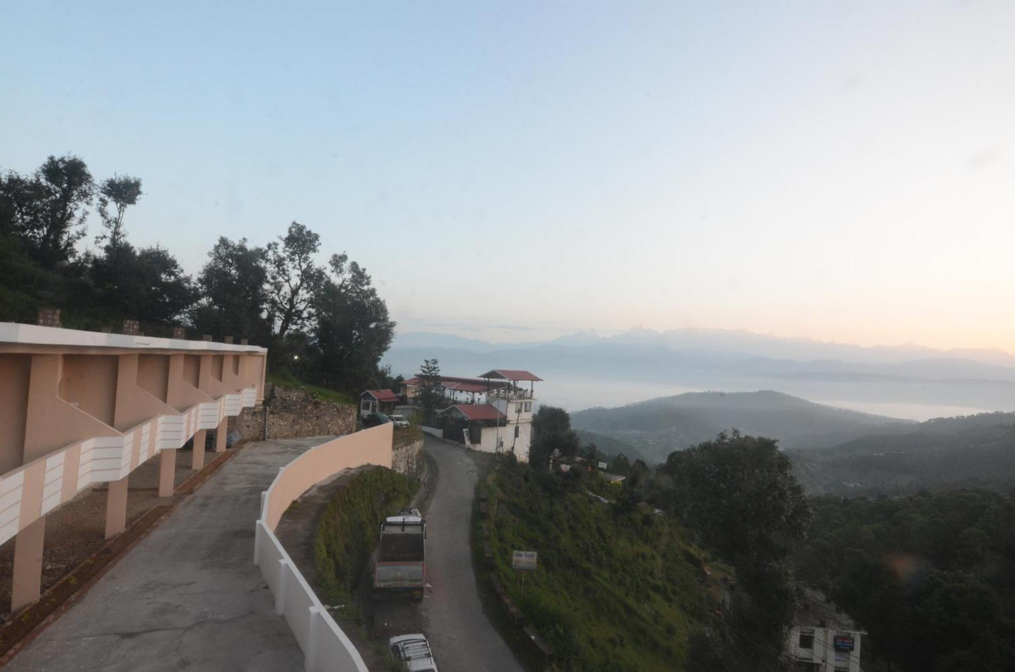 קאוסאני Uttarakhand Resort מראה חיצוני תמונה